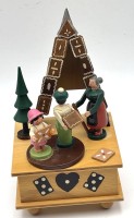 Auktion 363 / Los 14524 <br>Spieluhr "Hänsel und Gretel" wohl Erzgebirge, Melodie "Kling, Glöcklein, kling.." H-19 cm, 11x11 cm