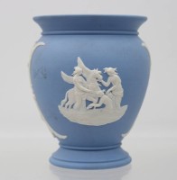 Auktion 363 / Los 9028 <br>kl. Vase, Wedgwood, England, blaue mit weißen aufgelegtem Dekor, ca. H-9,8cm