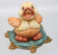 Auktion 363 / Los 9029 <br>Goebel Teo D` Oro, Ente auf Kissen, ca. H-8,8cm