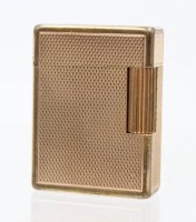 Auktion 363 / Los 16026 <br>Feuerzeug, St. Dupont, Paris, goldfarben, berieben, Gebrauchsspuren, ca. 4,5 x 3,5cm