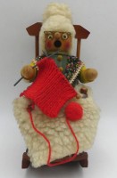 Auktion 363 / Los 16027 <br>Spieluhr , Räuchermännchen, strickende Oma in Schaukelstuhl, Werk läuft, H-22 cm