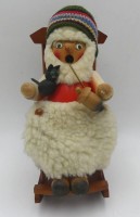 Auktion 363 / Los 16031 <br>Spieluhr "Räuchermännchen Opa im Schaukelstuhl" Werk läuft, H-23 cm