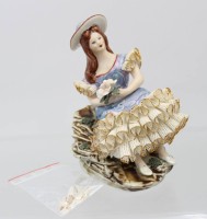 Auktion 368<br>Eine Roceram Alba- Julia Porzellanfigur im Spitzenkleid (besch&auml;digt !)