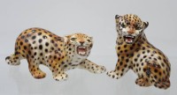 Auktion 363 / Los 9034 <br>2x junge Leoparden, Unterglasurbemalung, Italien, ca. H-12cm L-20cm