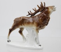 Auktion 363 / Los 9036 <br>röhrender Hirsch, ungemarkt, Unterglasurfarben, Geweih bestossen, ca. H-17cm