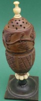 Auktion 372<br>Pomander oder gr. Streuer?? Coquilla Nuss, handbeschnitzt,, Hornstand, H-16 cm, Gewinde im Oberteil besch&auml;digt, aber verschliessbar