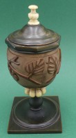 Auktion 363 / Los 15107 <br>kl. Deckeldose aus  beschnitzter Coquilla-Nuss mit Horn Stand und Deckel, 19.Jhd., H-12 cm