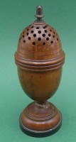 Auktion 372<br>Pomander oder gr. Streuer??, poliertes Holz gedrechselt, Standplatte aus Horn, H-13 cm