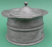 Auktion 363 / Los 15109 <br>antike, schwerer Zinn-Tintenfasshalter mit Porzellan Tintenfass, wohl 18.Jhd., D-ca. 10 cm
