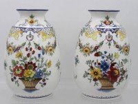 Auktion 363 / Los 9043 <br>Paar Vasen um 1900, gemarkt ?, Florale Dekore, H-21,5cm