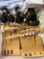 Auktion 363 / Los 14526 <br>6x Kurrende Sänger, 2 Häuser, 1 Kirchen und 2 gr. Bäume, Figuren H-8 cm