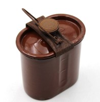 Auktion 367<br>Essenstr&auml;ger, Emaille, wohl 40/50er Jahre, Altersspuren, ca. H-14cm