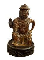 Auktion 363 / Los 15512 <br>Keramik Sake Flasche/Kanne, wohl Japan um 1900, auf Holzsockel, H-zus. ca. 19 cm