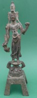 Auktion 363 / Los 15514 <br>Bronze Figur einer Chinesin auf Sockel, patiniert, H-20 cm