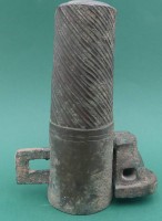 Auktion 372<br>wohl antike Radnabe aus Bronze, ca. 3000 Jahre alt? (lt. Einlieferer) eines chines. Streitwagens? L-ca. 16 cm, D-5,7 cm, 2 tg.