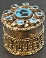 Auktion 363 / Los 15516 <br>kl. Pillendose oder ähnliches, versilbert, Deckel mit blauer Emaille, Altersspuren