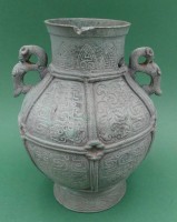 Auktion 363 / Los 15522 <br>Chines. antike Bronze-Vase, Katzen als Handhaben, Oenamente, H-17 cm, B-15 cm, ein Loch im Hals, ein Chip am Rand