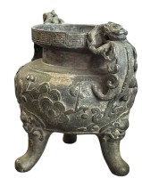 Auktion 363 / Los 15523 <br>antiker Bronze Räucherkoro auf drei Beinen, China, Altersspuren, H-9 cm, B-9 cm