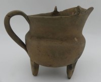 Auktion 363 / Los 15528 <br>Ton-Milchkännchen auf drei Beinen, wohl China, H-12 cm,