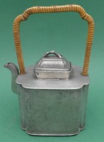 Auktion 363 / Los 15536 <br>Zinn Teekanne mit starren Henkel, feine Gravuren, H-16 cm gesamt