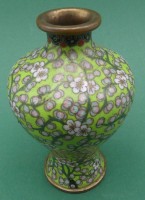 Auktion 363 / Los 15537 <br>kl. Cloissone Vase mit Kirschblütendekor, H-9,5 cm