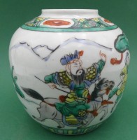 Auktion 363 / Los 15538 <br>China Vase mit Kampfdarstellungen, H-12,5 cm