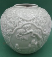 Auktion 363 / Los 15539 <br>bauchige Chinavase, seladon mit Reliefdekor, chin. gemarkt, H-20 cm, D-20 cm