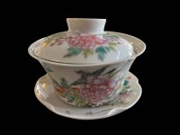 Auktion 363 / Los 15540 <br>chines. Tasse mit Deckel und Untertasse, florales Dekor, Tasse mit Vogel älter, chines. gemarkt, H-6,5 cm, D-10 cm, event. nicht alles pasend?