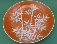 Auktion 363 / Los 15543 <br>roter China Teller mit weissen Bambus-Dekor, D-23,5 cm