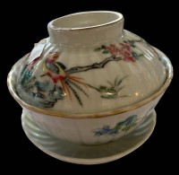Auktion 363 / Los 15544 <br>chines. Tasse mit Deckel und Untertasse, florales Dekor, Tasse mit Vogel älter, chines. gemarkt, H-6,5 cm, D-10 cm, event. nicht alles pasend?