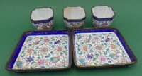 Auktion 363 / Los 15549 <br>3 Koppchen (H-4 cm), 2 Tabletts (9,5x9,5 cm), Cloisonne, Altersspuren