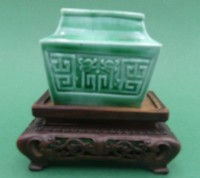 Auktion 363 / Los 15554 <br>kl. Bonsai-&Uuml;bertopf, Majolika, auf Holzsockel, H- gesamt 9 cm, B-9 cm