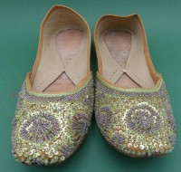 Auktion 363 / Los 15555 <br>Paar asiatischer Damenschuhe mit Pailetten, L-28 cm