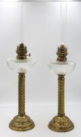 Auktion 363 / Los 16046 <br>Paar Hohe Petroleum Lampen, Messingstand  mit Glasbehältern, 1x Stand etwas beschädigt, H- mit Zylinder 72 cm