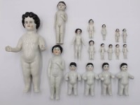 Auktion 364 / Los 12001 <br>17xdiv. kleine Badepuppen aus Porzellan, von 3,5 bis 19 cm