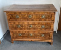 Auktion 364 / Los 14004 <br>Barockkommode, div. Edelhölzer, Wurzelholz. tw. intarsiert, guter, wohnfertiger Zustand, B-106 cm, T-57 cm, H-90 cm