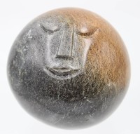 Auktion 364 / Los 15003 <br>schwere Steinkugel mit Gesicht, wohl Serpentine aus Simbabwe?, signiert Herald M., D-12 cm