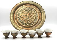 Auktion 366<br>Tablett (D-34 cm) mit 6 Porzellantassen in Kupferständer   (1x fehlt Stand) mit Mokkakanne und Zuckertopf, wohl Türkei?, Handarbeit, Messing/Kupfer, Kanne ca. 19 cm