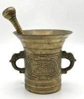 Auktion 364 / Los 15007 <br>massiver Bronze Mörser mit Pistell, dat. 1758 und Monogramm BDE, H-13 cm, D-13 cm