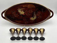 Auktion 364 / Los 15502 <br>gr. Lacktablett mit 6 Likör/Cocktailschalen, bemalt mit Fantasie-Vögel vor Fujiyama, Tablett 54x26 cm, H-Shalen 11 cm, Japan