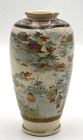 Auktion 364 / Los 15504 <br>kl. japan. Satsuma Vase mit figürl. Dekor, signiert, bestossen und schlecht geklebt, H-15 cm