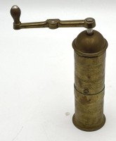 Auktion 364 / Los 16002 <br>alte Pfeffermühle, Messing, H-22 cm, "Original Dienes"