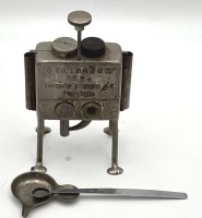 Auktion 364 / Los 16003 <br>antikes "Amalganom" Gerät zum Herstellen von Zahnfüllungen, D.R.P. (Deutsches Reich Patent" mit Zubehör  um 1920, H-20 cm