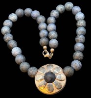 Auktion 364 / Los 1002 <br>blaues Korallen-Collier mit grossen Silber-925- Mittelstück, Hersteller "MH" ?, L-44 cm, D-3,5 cm, Perlen leicht verlaufend, grösste ca. 11,7 mm, ca. 103 gr