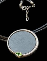 Auktion 364 / Los 1003 <br>Kautschukband mit gr. Anhänger, Silbermontur -925- mit schwarzer Platte und Peridot,  (D-4,5 cm), Anhänger ca. 20 gr