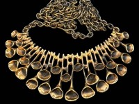 Auktion 364 / Los 1017 <br>HALSKETTE, Bronze, "Lava", Hannu Ikonen, Finnland.L-60 cm, 47,6 gr.