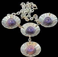 Auktion 364 / Los 1018 <br>Collier von Jorge Jensen, Danmark, Zinn versilbert mit Amethyste, L-ca. 50 cm, 49 gr