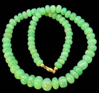 Auktion 364 / Los 1019 <br>Natürliche Chrysopras-Halskette, grün in ausgezeichneter Qualität mit Goldschliesse-375-. verlaufend,glatte Rondelle,  grösster ca. D-11.8 mm bis 7.4 mm , L-46 cm, 55,4 gr.