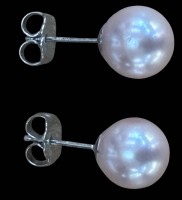 Auktion 364 / Los 1038 <br>Paar rosa Perlohrstecker mit Silbermontur, 2,2 gr