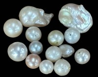 Auktion 364 / Los 1041 <br>11x Perlen in guter, unterschiedlicher Qualität,  und 2x Barockperlen unbehandelt, wohl alle echt?, grösste ca. 12,9 mm, 1xrosa